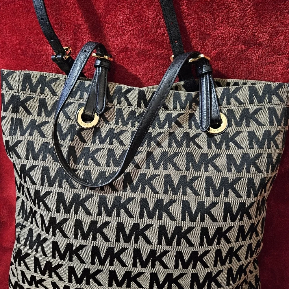 Beautiful Michael Kors Large Signature Tote/Shoulder Bag